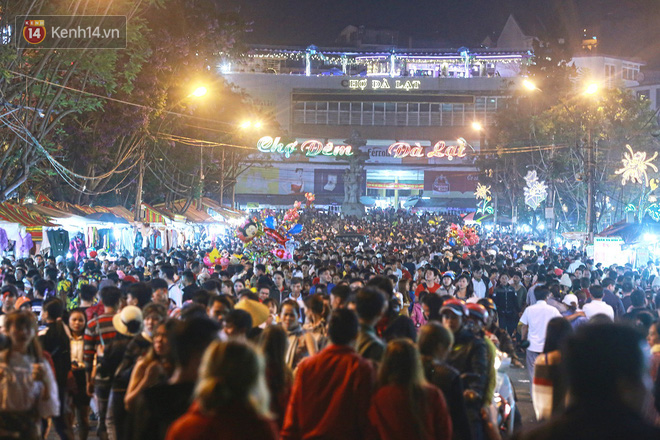 Đà Lạt chật kín du khách và phương tiện, các ngả đường ùn tắc kinh hoàng tối 30/4